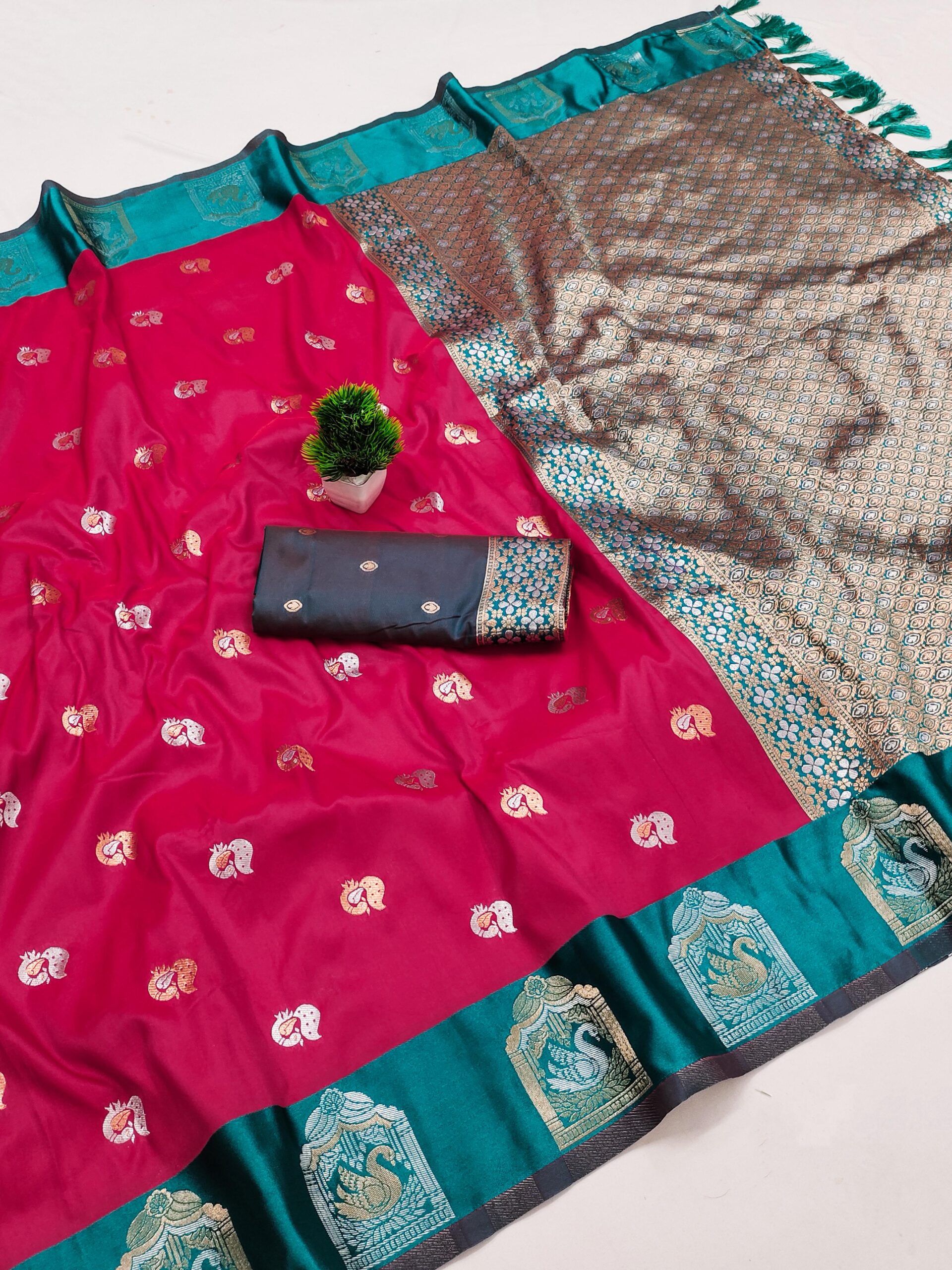 Soft Silk Saree With Zari Weaving Border (1)