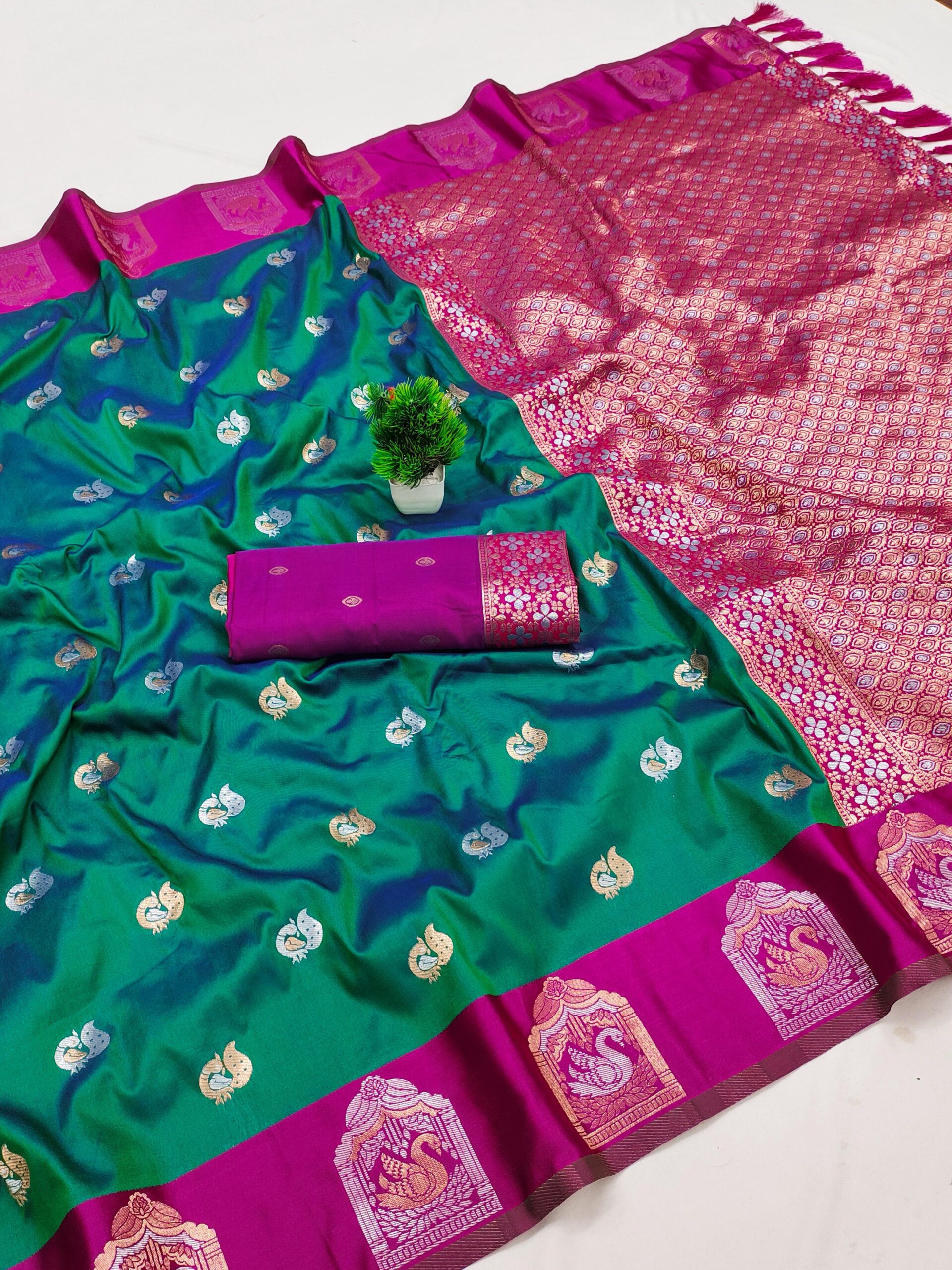 Soft Silk Saree With Zari Weaving Border (2)