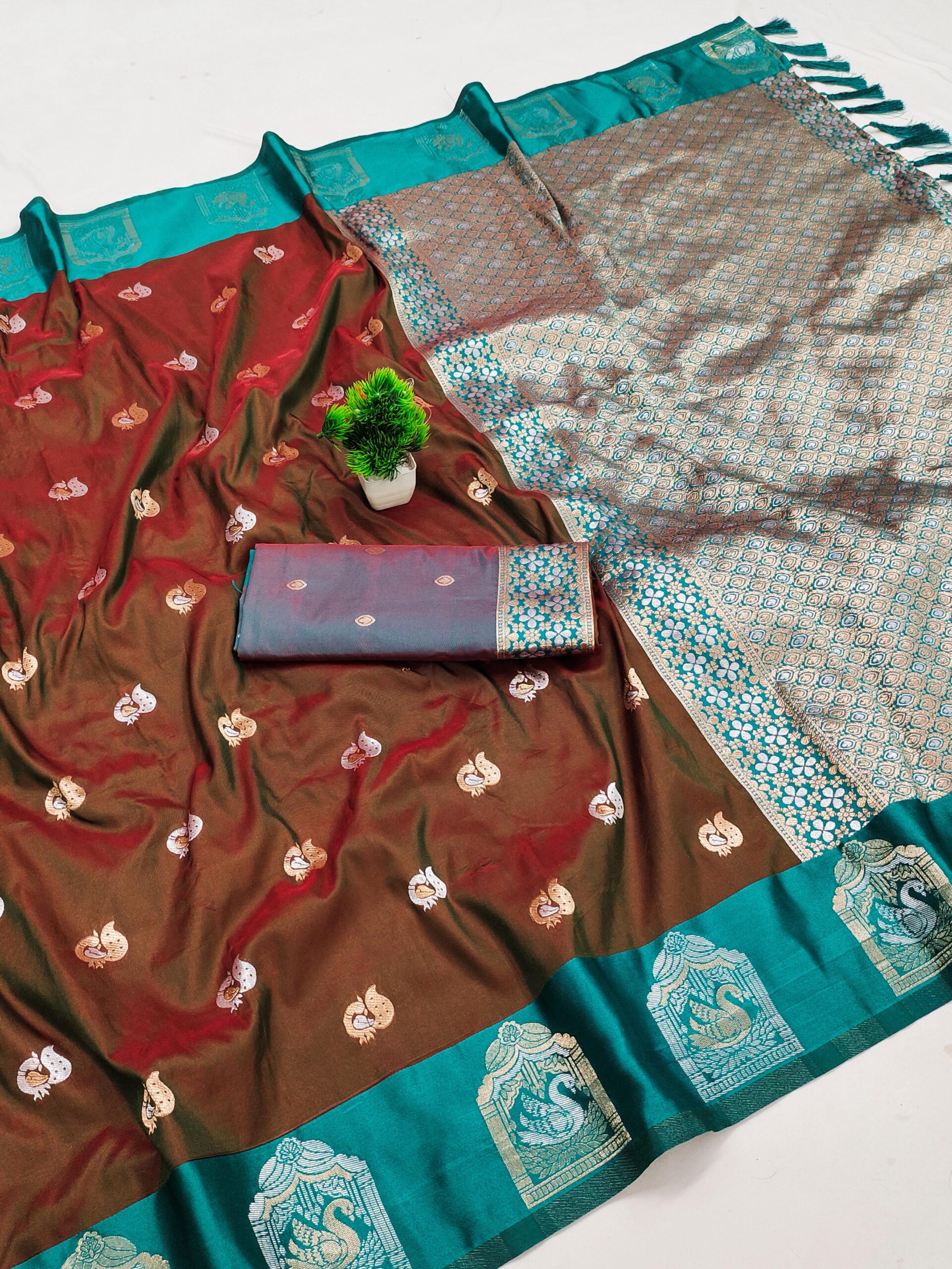 Soft Silk Saree With Zari Weaving Border (3)