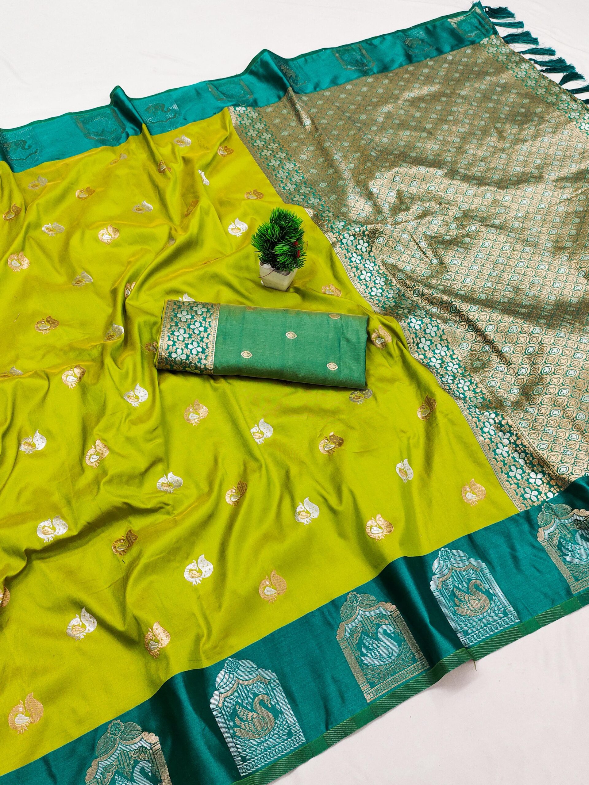 Soft Silk Saree With Zari Weaving Border (5)