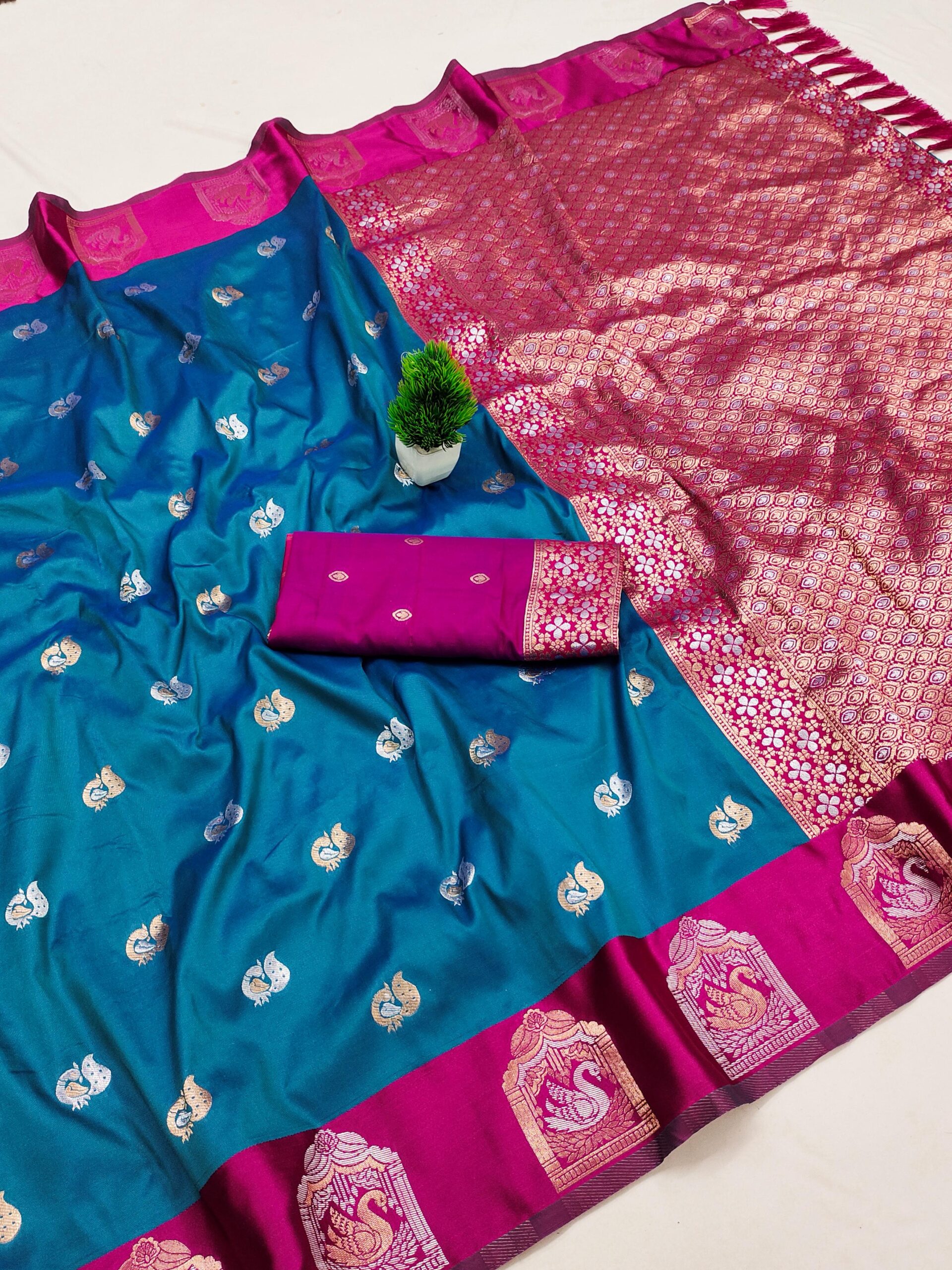 Soft Silk Saree With Zari Weaving Border (7)