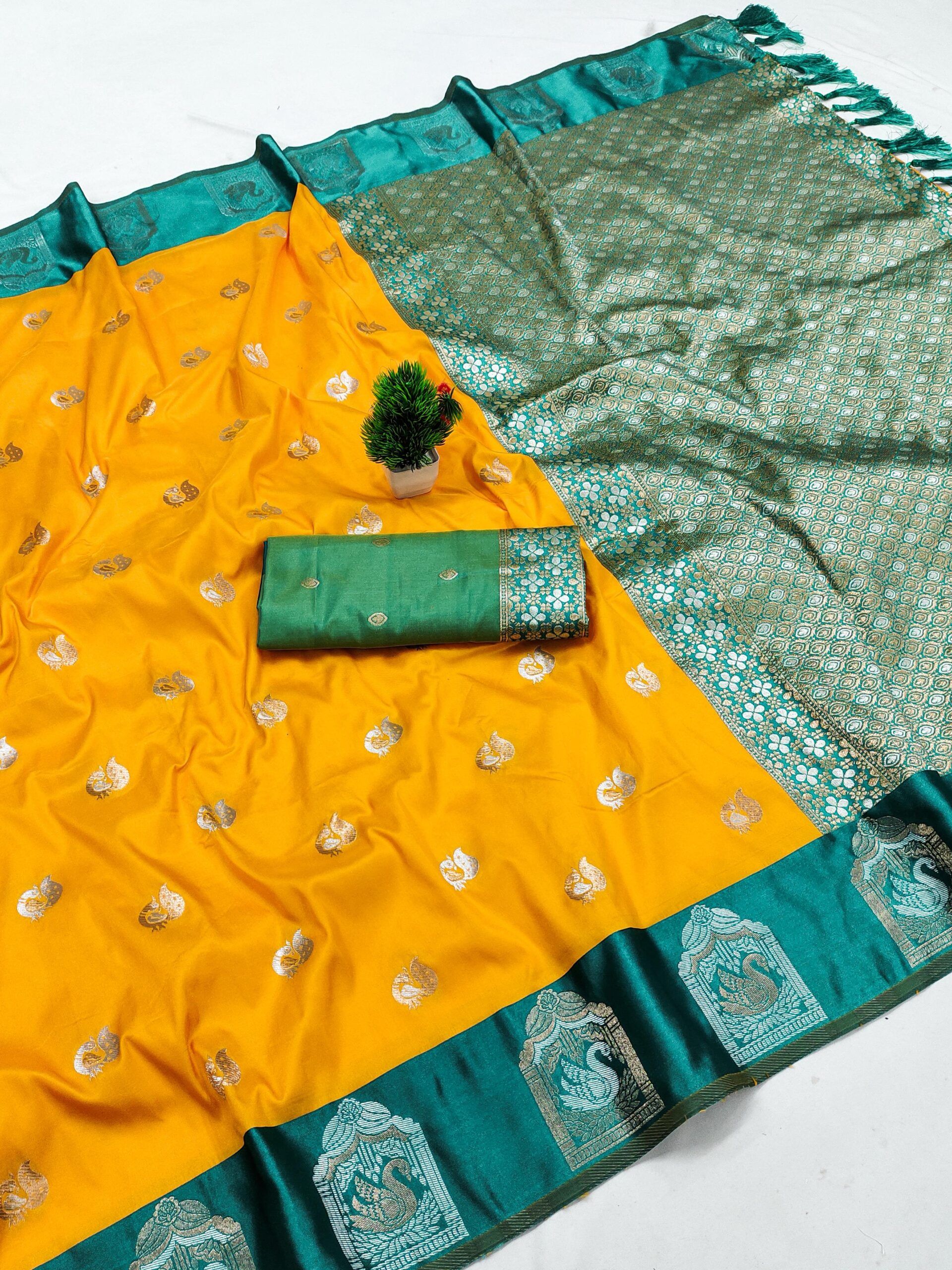 Soft Silk Saree With Zari Weaving Border (8)