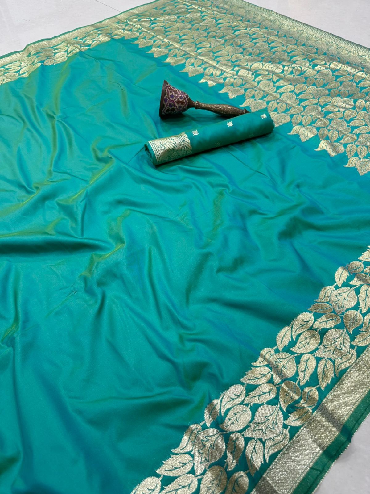 Pure Heavy Banarasi Silk Original Gold Zari Weaving Saree (3)